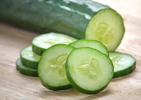 Consumir pepino protege seu cérebro de doenças neurológicas. Conheça mais benefícios