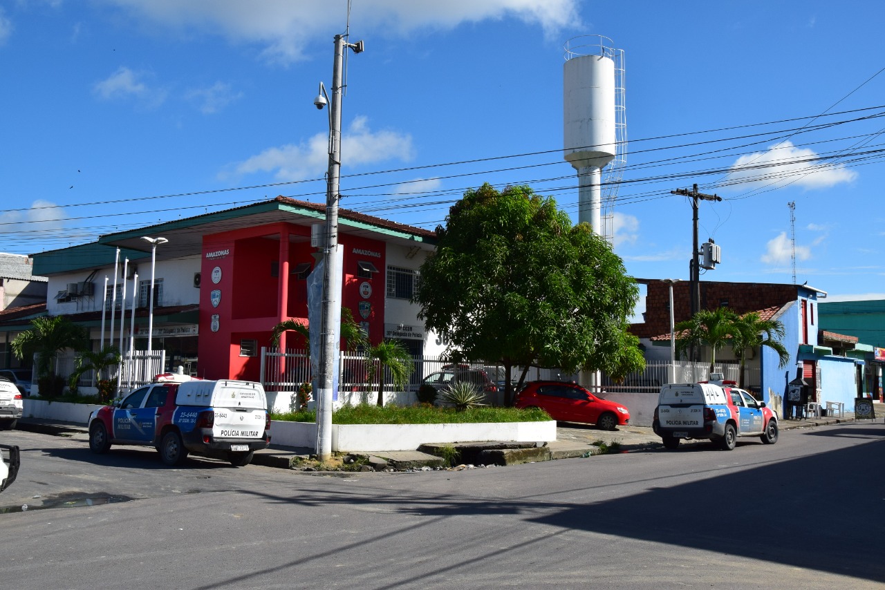 Polícia prende cinco pessoas e recupera quatro carros roubados em Manaus