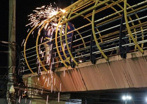 Prefeitura desobstrui igarapé e desmonta estrutura de passarela que desabou