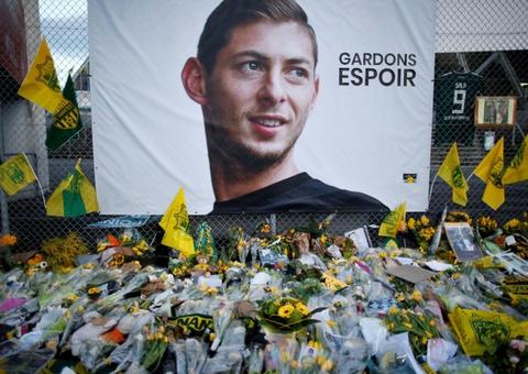Sob homenagens e comoção, corpo de Emiliano Sala chega a Argentina 