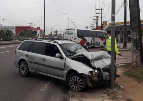 Motorista invade calçada e colide com barra de ferro em avenida de Manaus