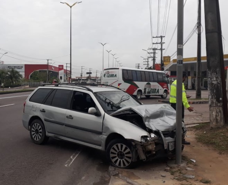 Motorista invade calçada e colide com barra de ferro em avenida de Manaus