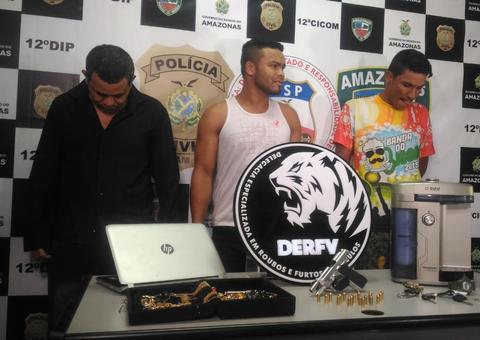 Trio suspeito de roubar casa de policial civil é preso com carros e pistola em Manaus
