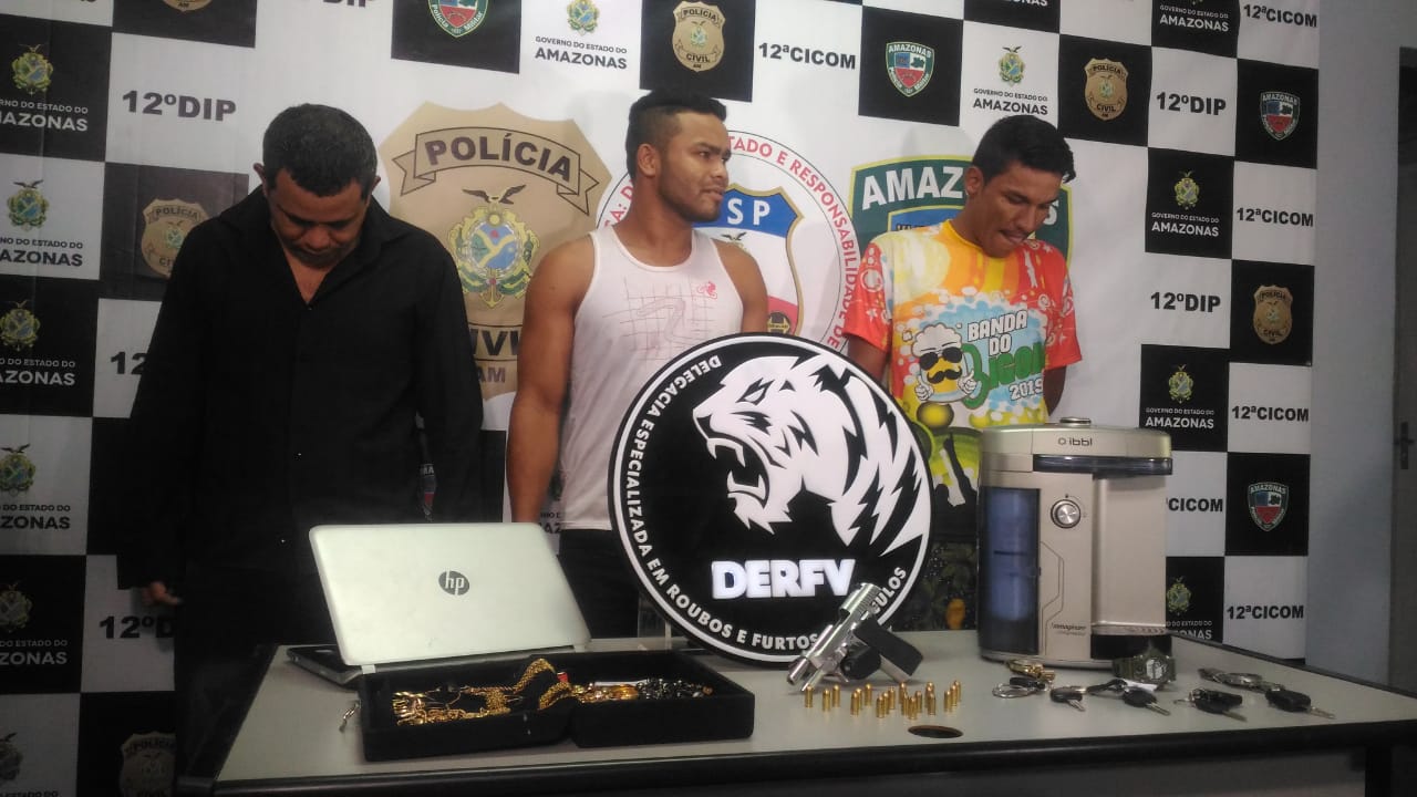 Trio suspeito de roubar casa de policial civil é preso com carros e pistola em Manaus