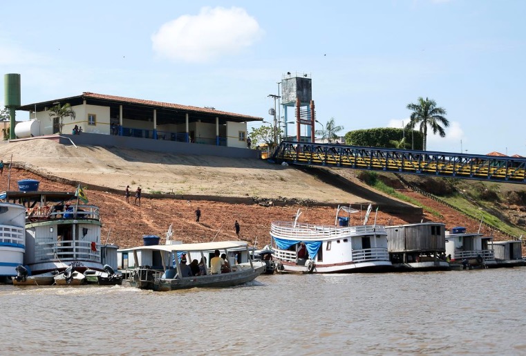 Piloto é levado como refém após bandidos roubarem lancha de pai de prefeito no Amazonas