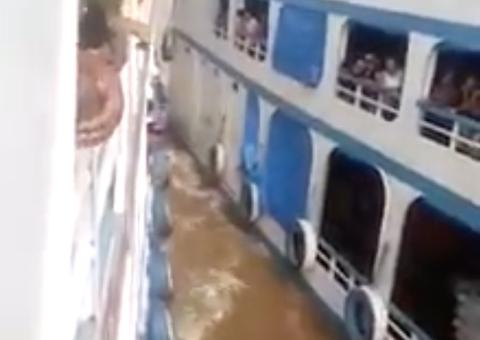 Passageiros se desesperam após barcos quase colidirem no Amazonas