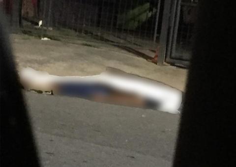 Homem é assassinado e outro fica ferido na frente de casa de shows em Manaus
