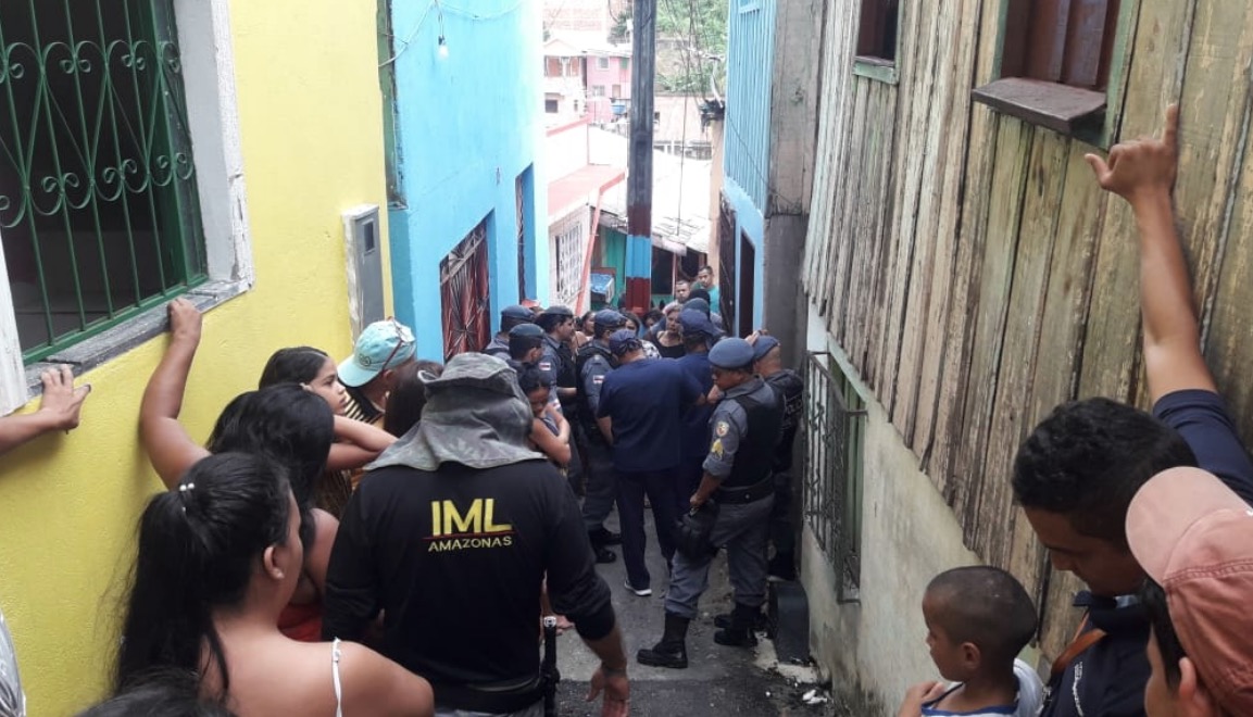 Mãe e filho morrem e irmão gêmeo fica ferido após casa ser invadida por atiradores em Manaus 