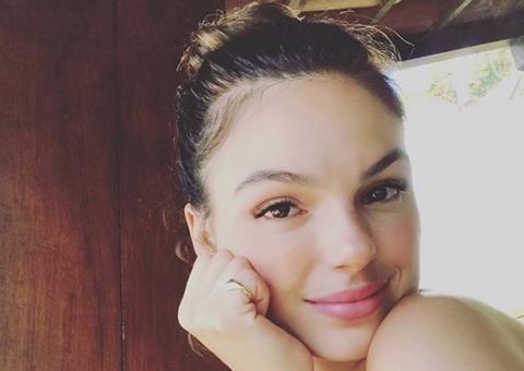 Isis Valverde é criticada após deixar comentário em foto de Débora Nascimento