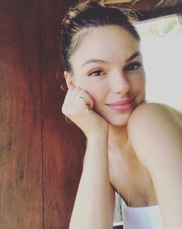 Isis Valverde é criticada após deixar comentário em foto de Débora Nascimento