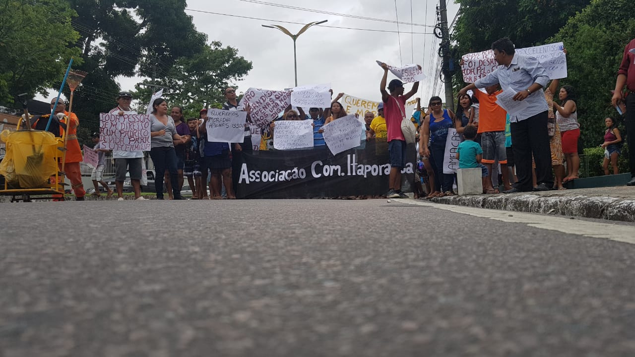 Famílias realizam protesto e fecham avenida em Manaus 