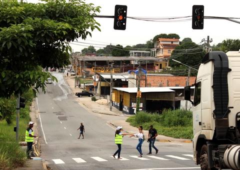 Semáforo é instalado para reforçar segurança no período de volta às aulas na zona Norte