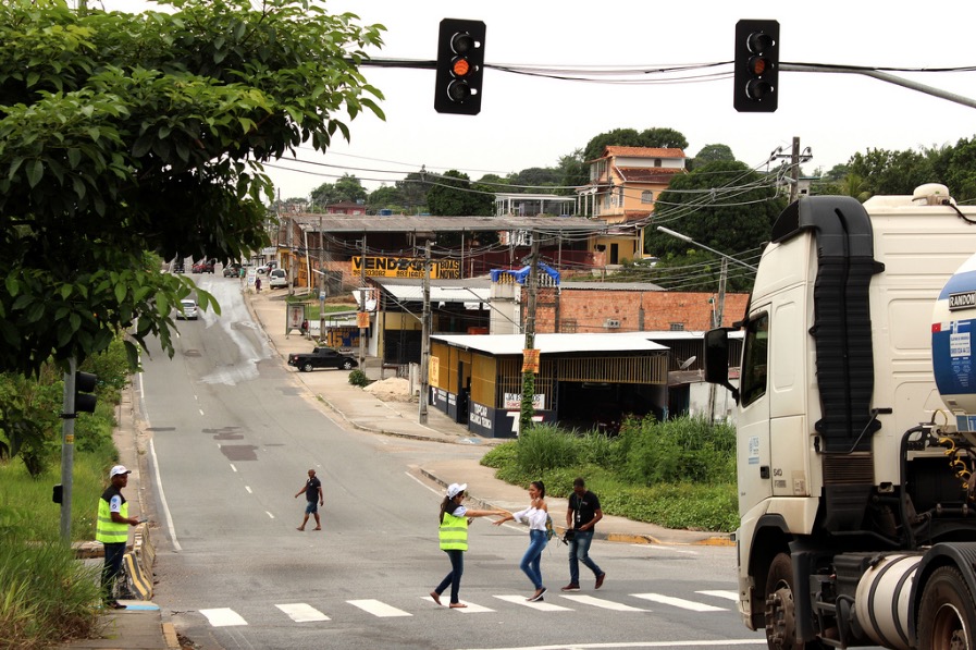 Semáforo é instalado para reforçar segurança no período de volta às aulas na zona Norte