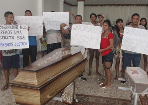 Familiares de mulher e bebê mortos em maternidade pedem justiça durante velório em Manaus