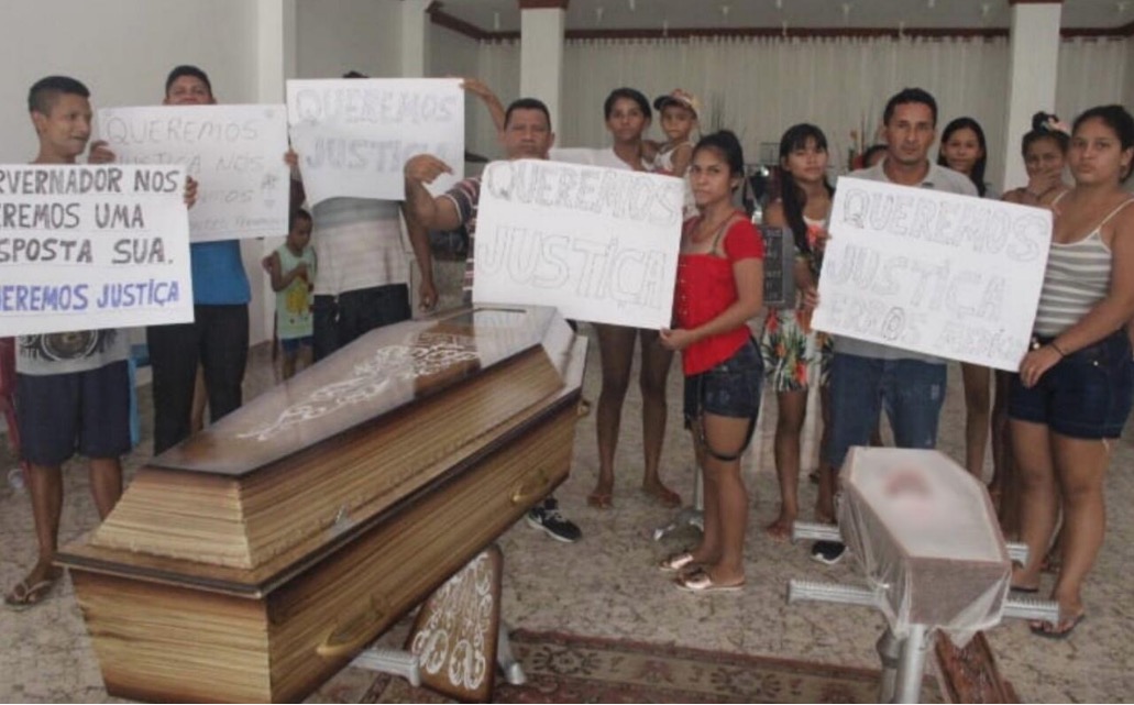 Familiares de mulher e bebê mortos em maternidade pedem justiça durante velório em Manaus