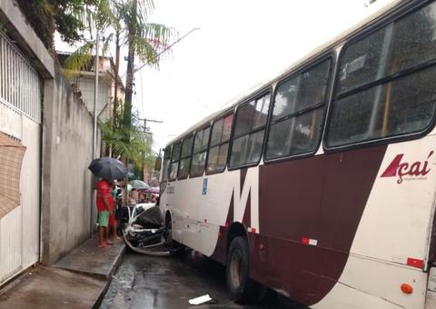 Homem fica preso às ferragens após ônibus bater em carro em Manaus