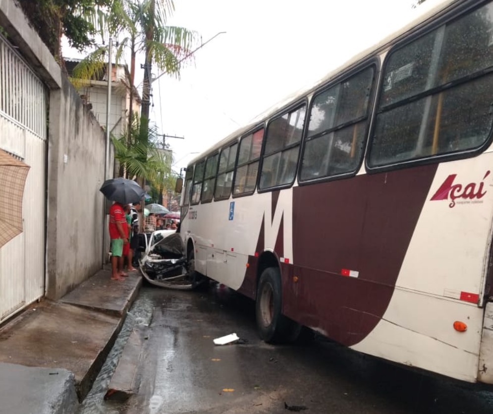 Homem fica preso às ferragens após ônibus bater em carro em Manaus