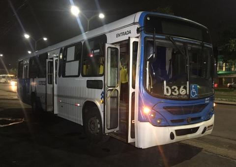 Assaltantes invadem ônibus e fazem 50 pessoas reféns em Manaus