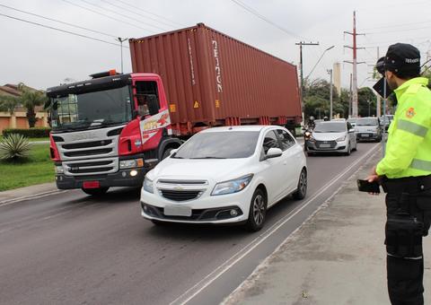 256 condutores de veículos pesados foram autuados na avenida Efigênio Sales 