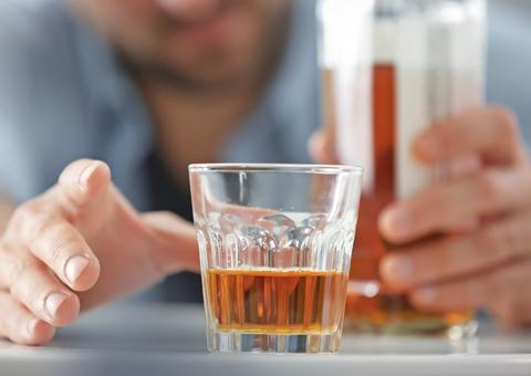 SUS oferece atendimento gratuito às pessoas que sofrem com alcoolismo