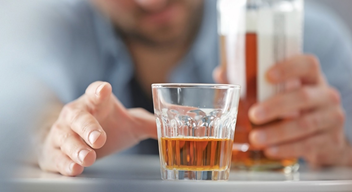 SUS oferece atendimento gratuito às pessoas que sofrem com alcoolismo