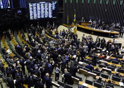 Câmara aprova suspensão de decreto sobre sigilo de documentos