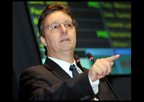 Seduc-Am  dispensa  R$ 80 milhões em licitação para três  empresas