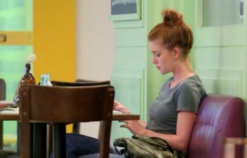 Sem aliança, Marina Ruy Barbosa é flagrada em shopping e detalhes chamam atenção