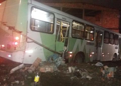 Acidente entre ônibus deixa passageiros e motoristas feridos em Manaus