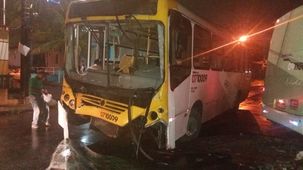 Acidente entre ônibus deixa passageiros e motoristas feridos em Manaus