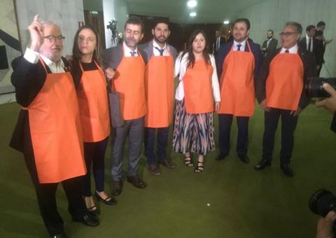 Com laranjas, deputados do PSOL fazem protesto contra Bolsonaro na Câmara