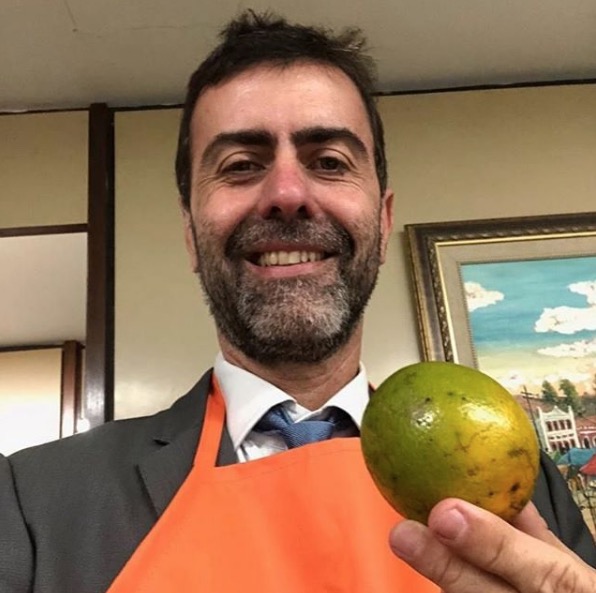 Com laranjas, deputados do PSOL fazem protesto contra Bolsonaro na Câmara