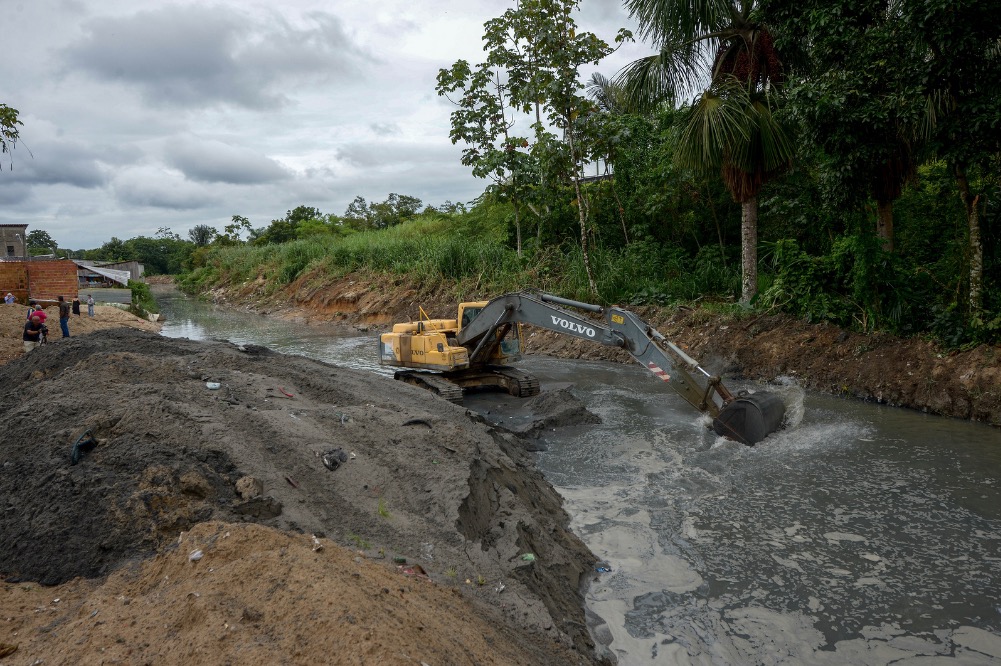 Seis quilômetros de igarapé são estabilizados com dragagem e contenções em Manaus