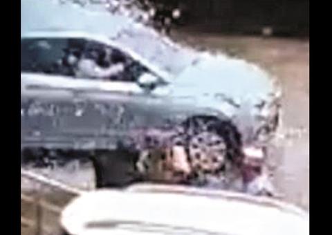 Mulher destrói loja de automóveis após comprar primeiro carro