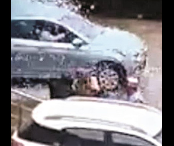 Mulher destrói loja de automóveis após comprar primeiro carro