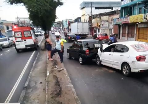 Taxista fica ferido ao sofrer acidente em avenida de Manaus