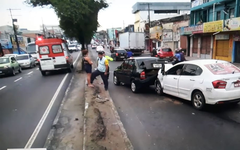 Taxista fica ferido ao sofrer acidente em avenida de Manaus