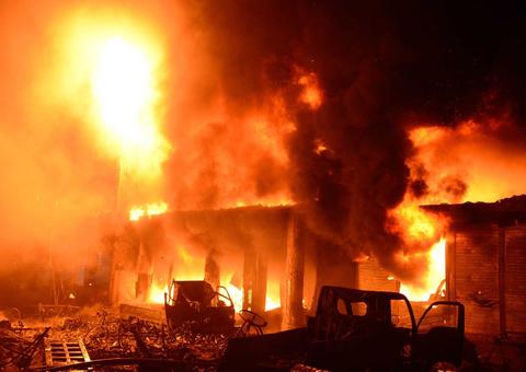 Incêndio em prédios mata 70 pessoas e fere 55 em Bangladesh