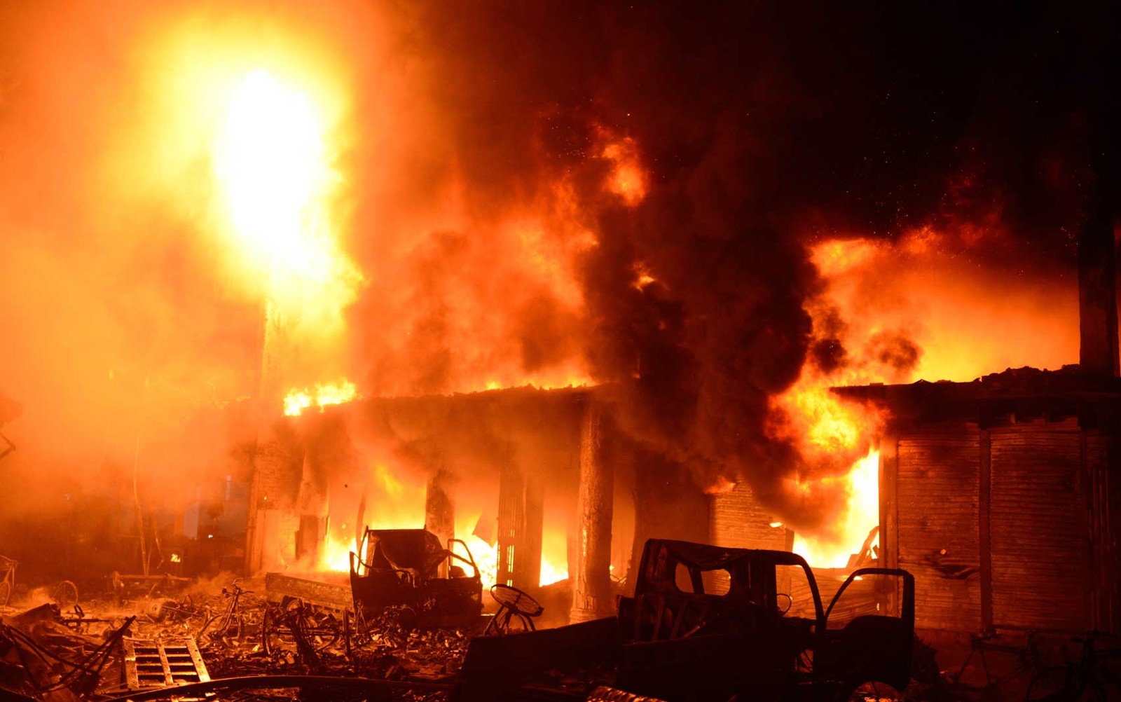 Incêndio em prédios mata 70 pessoas e fere 55 em Bangladesh