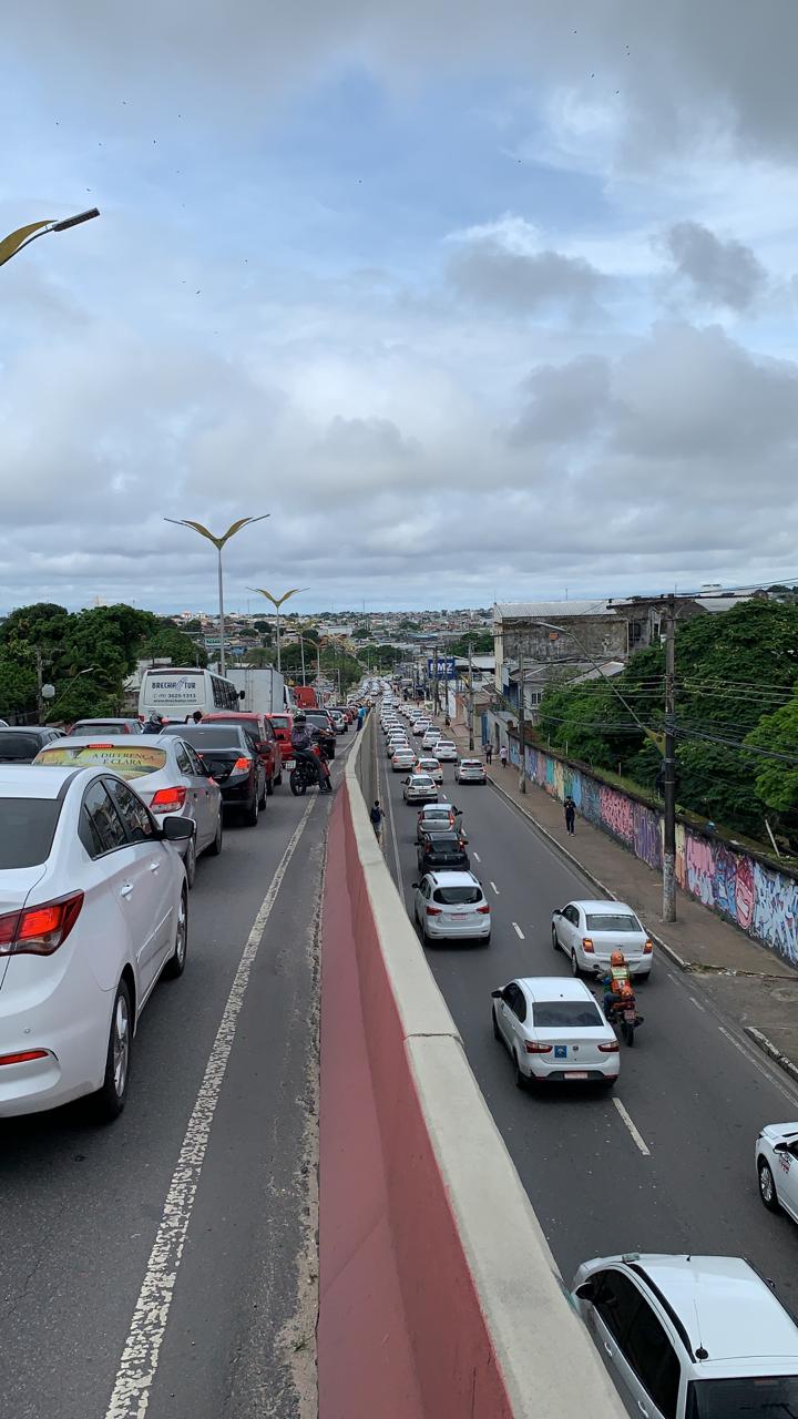 Taxistas, mototaxistas, executivos e carros de frete se manifestam e fecham avenidas de Manaus
