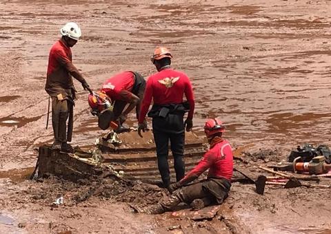 Bombeiros acham almoxarifado soterrado em Brumadinho; há indícios de corpos