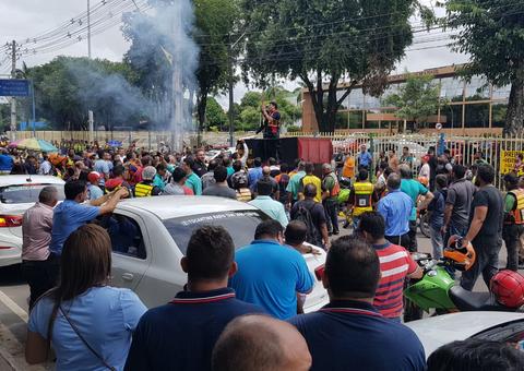 Carro do Manaustrans é quebrado durante manifestação de taxistas e mototaxistas em Manaus 