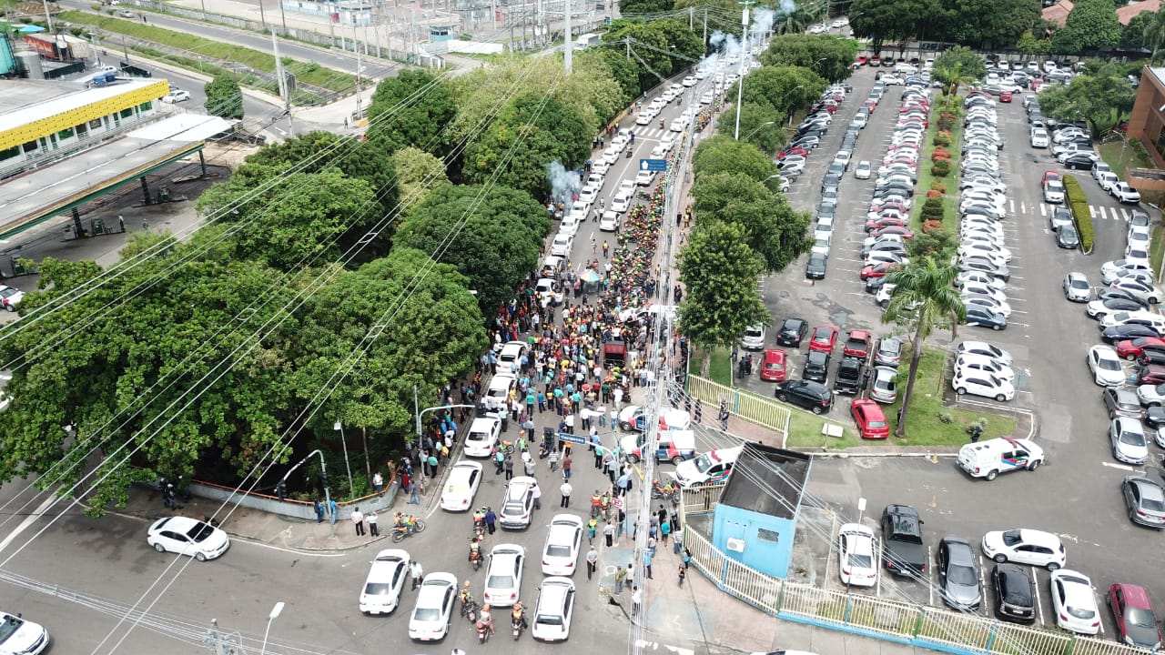 Manifestação de taxistas e mototaxistas deixa trânsito infernal em Manaus