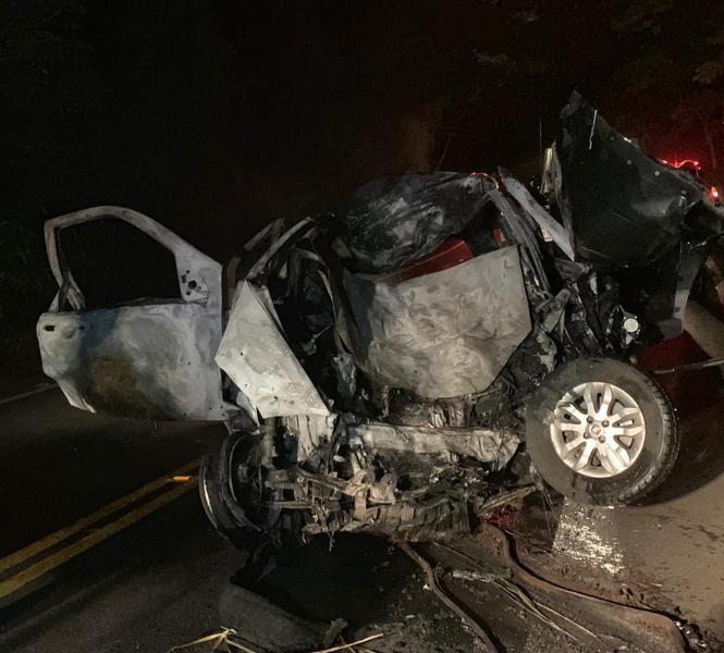 Trio rouba carro, tenta fugir e morre carbonizado após veículo pegar fogo em acidente 