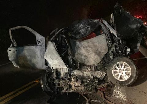 Trio rouba carro, tenta fugir e morre carbonizado após veículo pegar fogo em acidente 