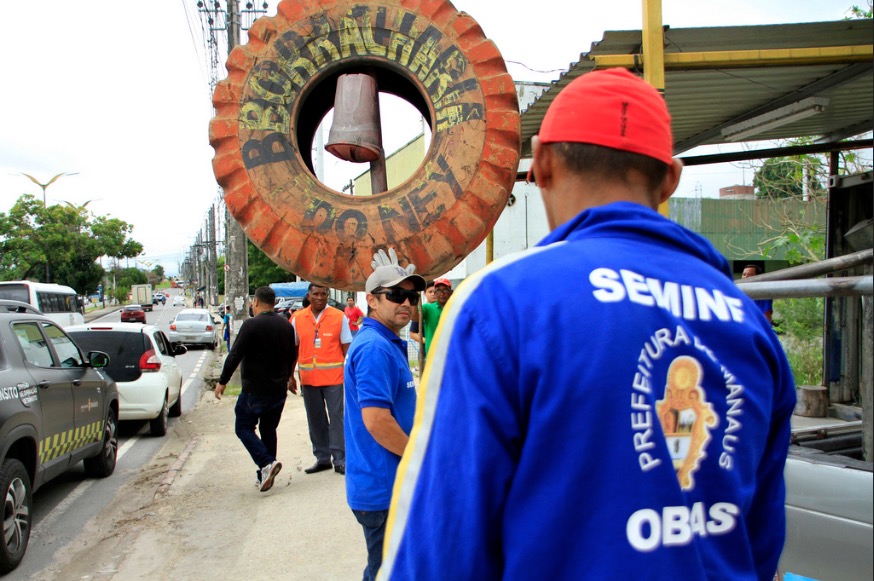 Quase 200 propagandas publicitárias são retiradas de locais inadequados em Manaus
