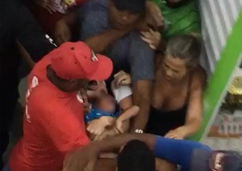 Pais fazem ‘cabo de guerra’ com filho durante briga em shopping