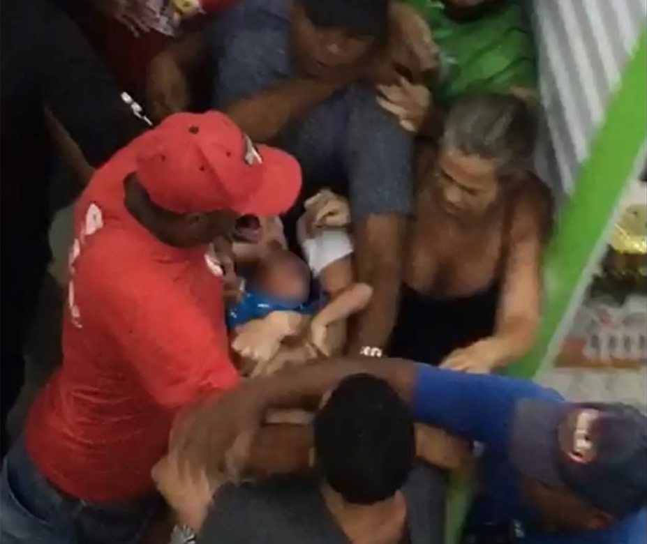 Pais fazem ‘cabo de guerra’ com filho durante briga em shopping