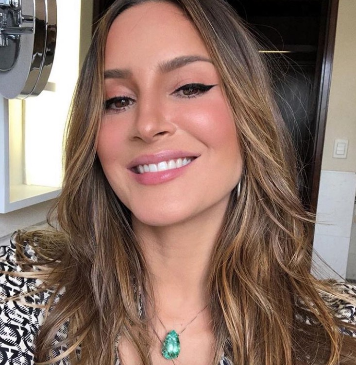 Grávida, Claudia Leitte mostra ultrassom com rosto da filha e revela com quem ela se parece