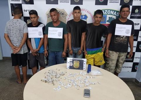 Cinco homens são presos e um adolescente apreendido suspeitos de tráfico de drogas em Manaus